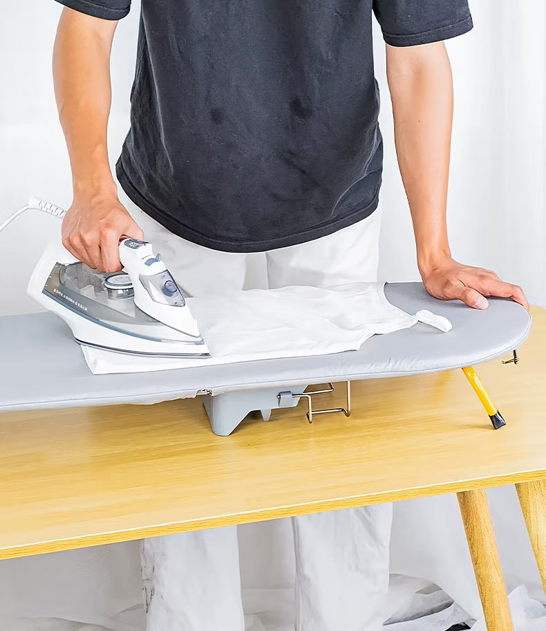 Petite table à repasser compacte et pliable