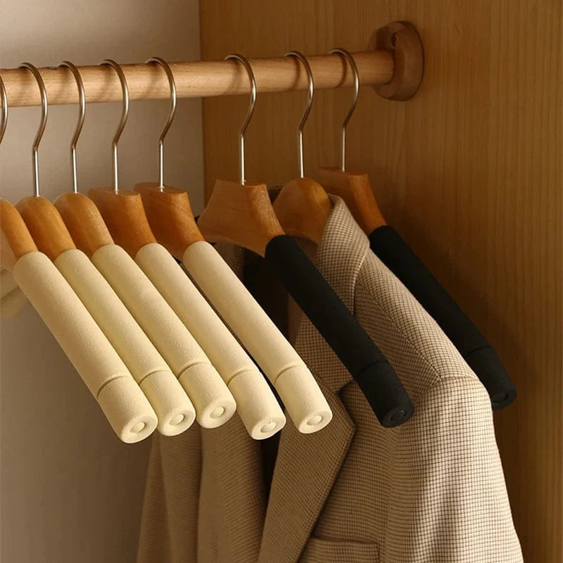 Cintres en mousse et bois – Lot de 5 porte-habits élégants
