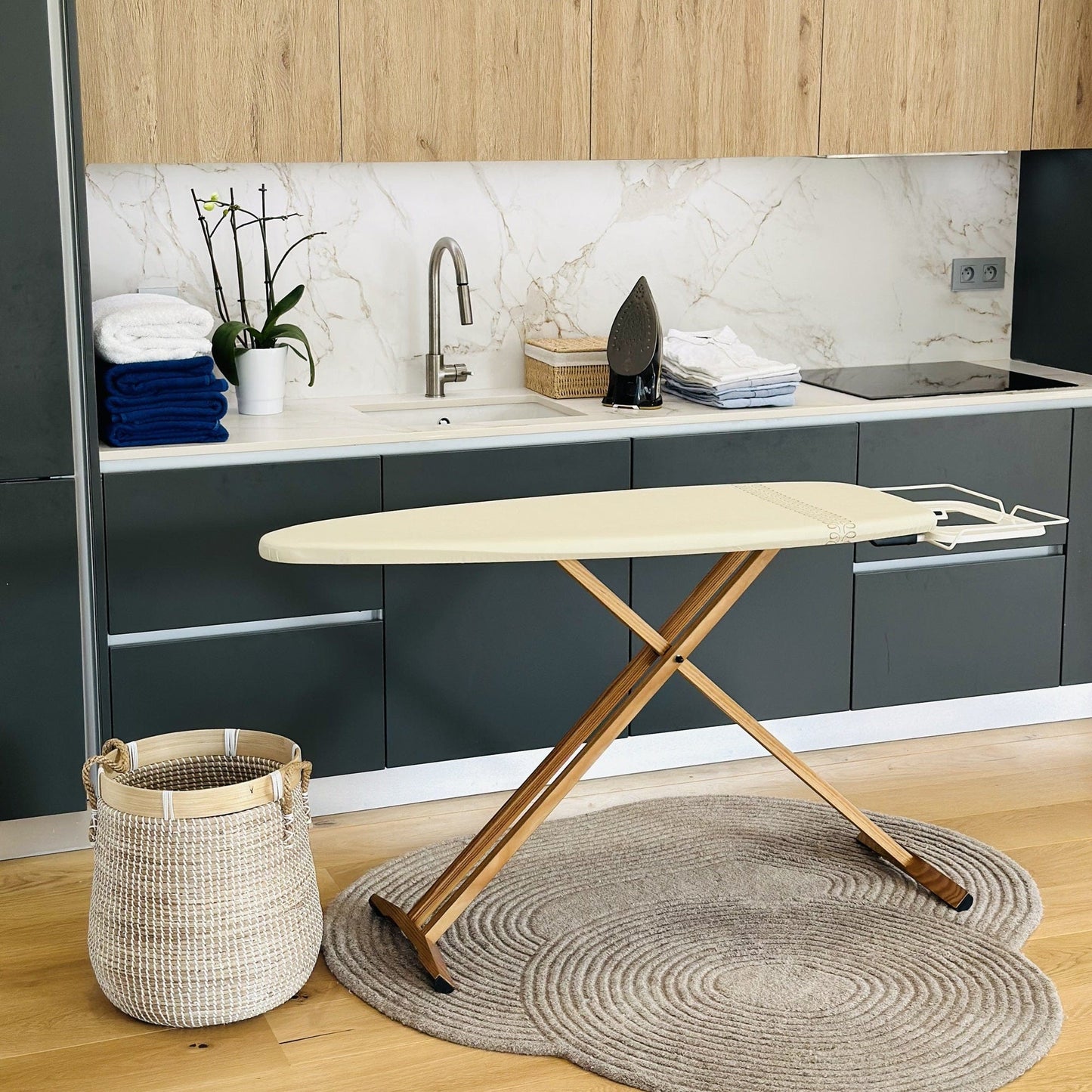 Table de repassage en bois robuste et ergonomique