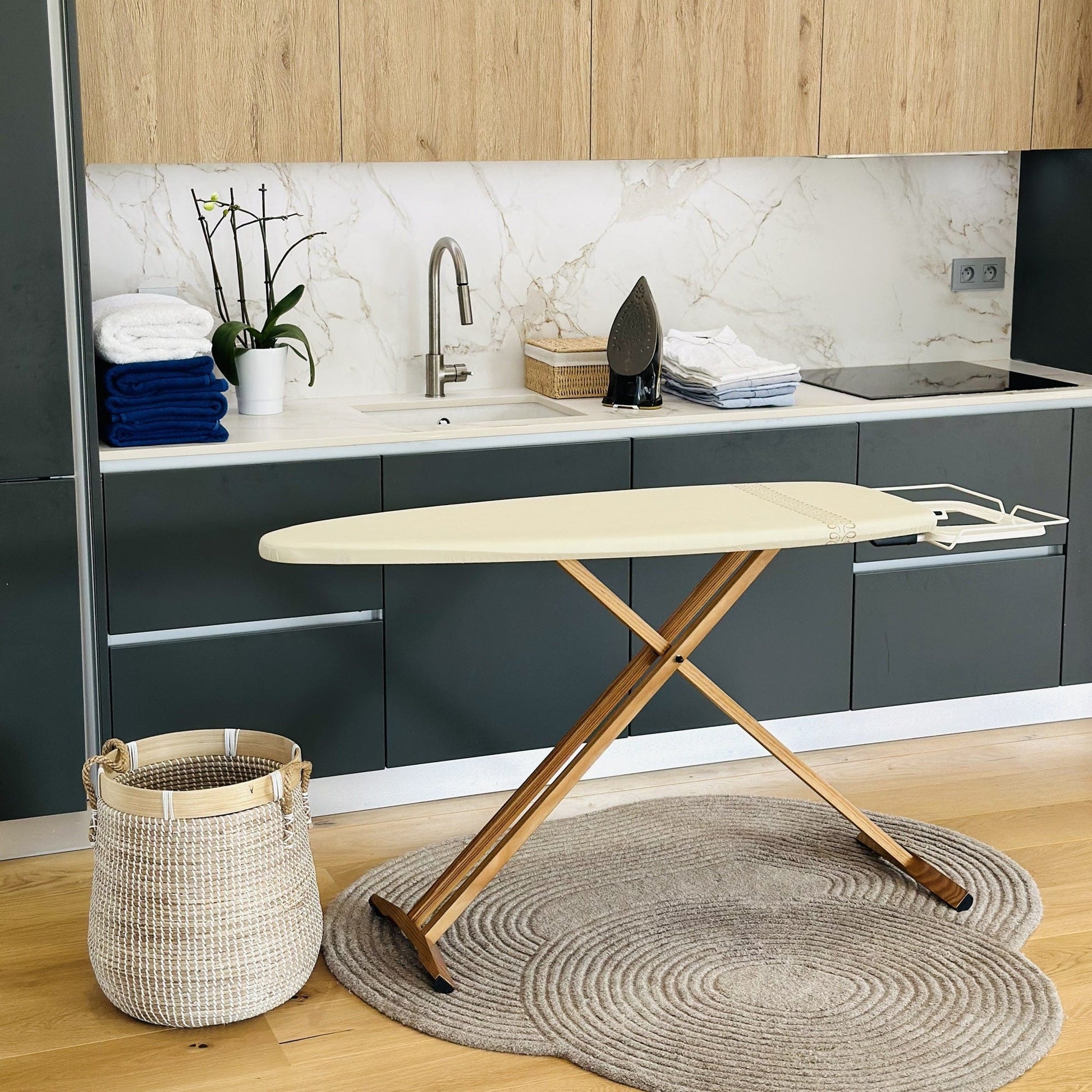 Table de repassage en bois robuste et ergonomique